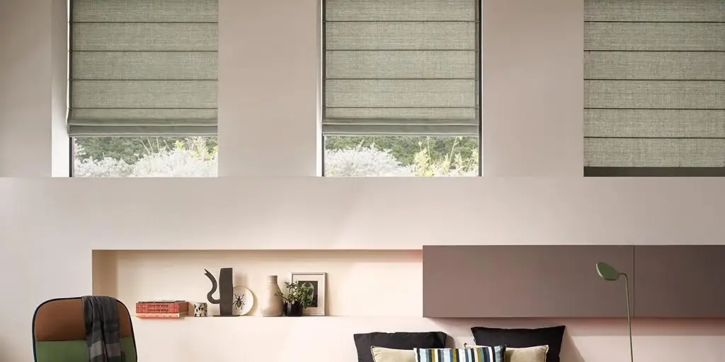 וילון רומאי רך מעל חלון במטבח